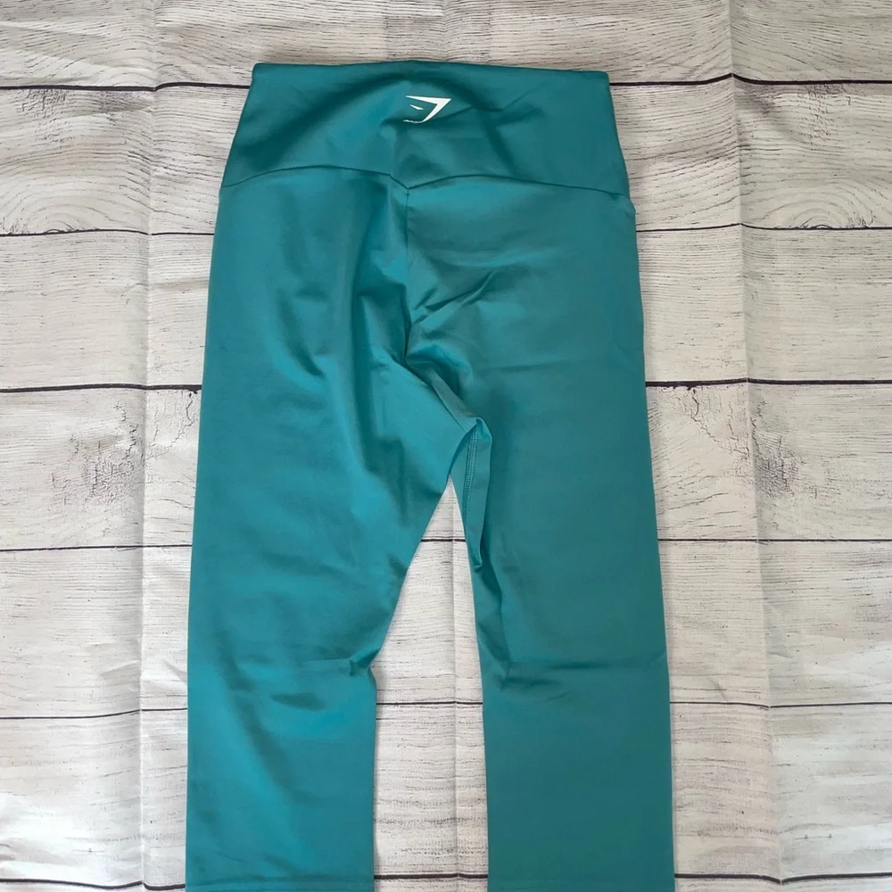 NWOT Women's Gymshark Cropped Leggings